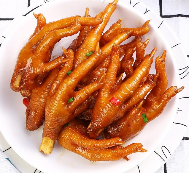 鸡爪的骨胶原蛋白+老卤汁凝结成胶体，允指回香，一啃难忘，入口香爽微辣，越吃越爽，越吃越想吃好吃到停不下来。