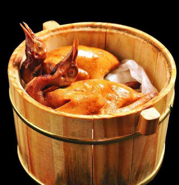 选取专用乳鸽，胸脯肉饱满肥厚，肉质鲜香细嫩，营养丰富易消化，卤鸽出锅轻咬上一口，浓浓的香味便从口中四溢开来，肉质鲜嫩，入齿难忘。
