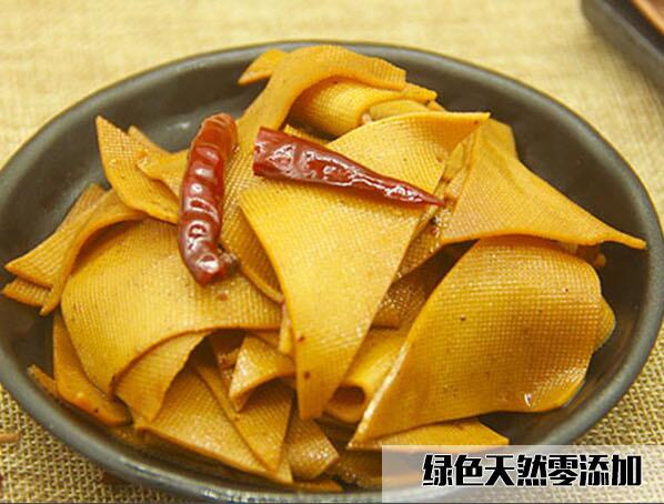 千张采用农家有机大豆制成，每一张千张在卤肉的卤汁当中浸卤半小时，一口下去回味无穷。