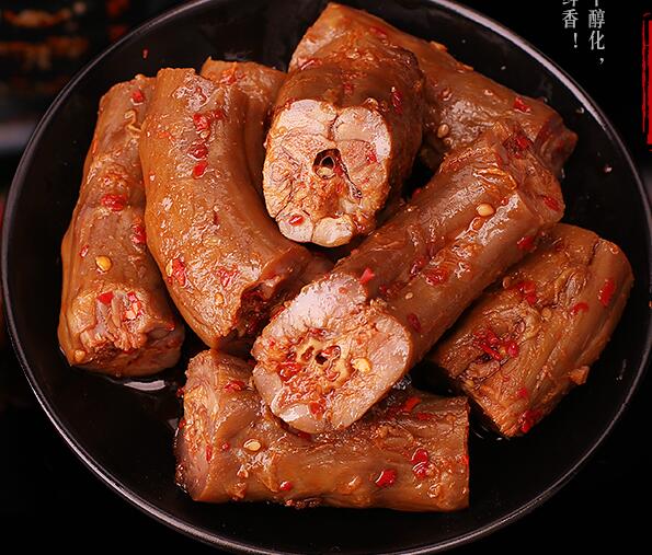 鸭脖子，本身食之无味，弃之可惜。可是经过用红辣椒、花椒、八角等几十种纯天然香料进行精心烹制料理之后就完全不一样了，再剁成一节一节，大小刚好能在嘴巴里自由转动。鸭颈肉层次分明，颇有嚼劲，肉啃完后，接着吸吮骨节中间的骨髓，“滋溜”一声，让人觉得颇有成就感。