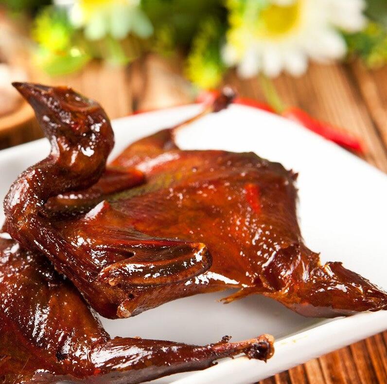 鹌鹑肉质鲜美，含脂肪少，食而不腻，素有‘素有动物人参’之称味道唇齿留香滋味悠长。